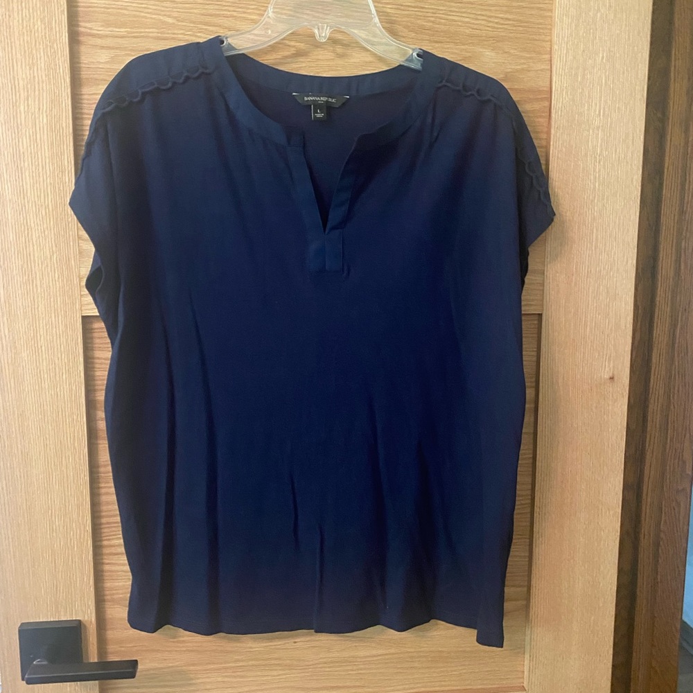Banana Republic sz L T-Shirt with shoulder details, navy